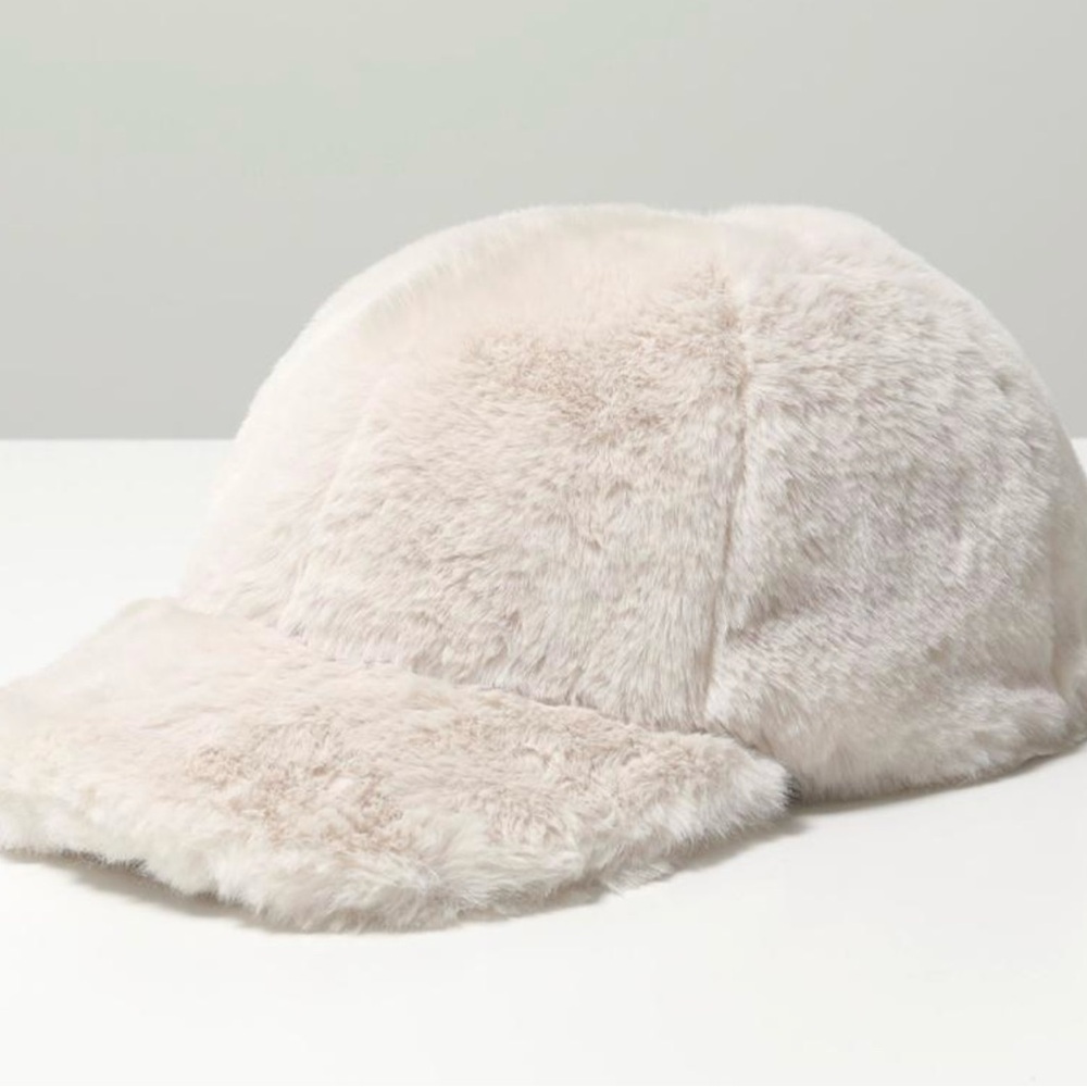 STELLA McCARTNEY IVORY FAUX FUR CAP, FEATURES CURVED PEAK, AN ADUSTIBLE STRAP - Picture 6 of 16